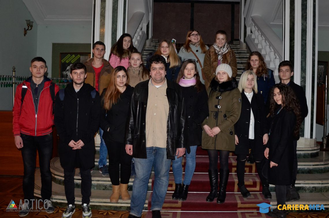 Tinerii au aflat ce se ascunde după “cortina” teatrului Mihai Eminescu împreună cu Cariera Mea