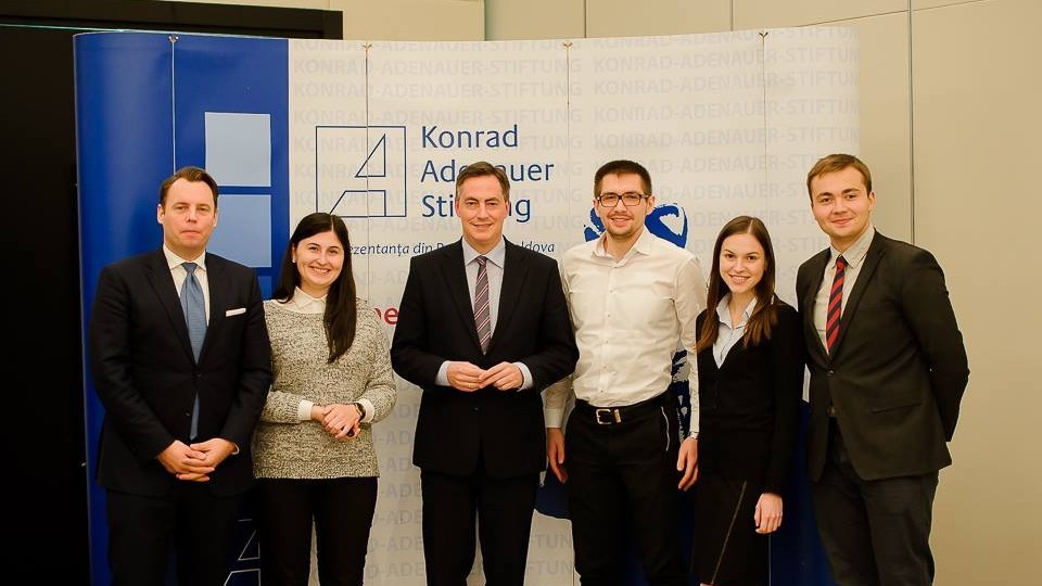 Câștigă o bursă „Sur-Place” de la  Fundația Konrad Adenauer pentru anul universitar 2017 – 2018